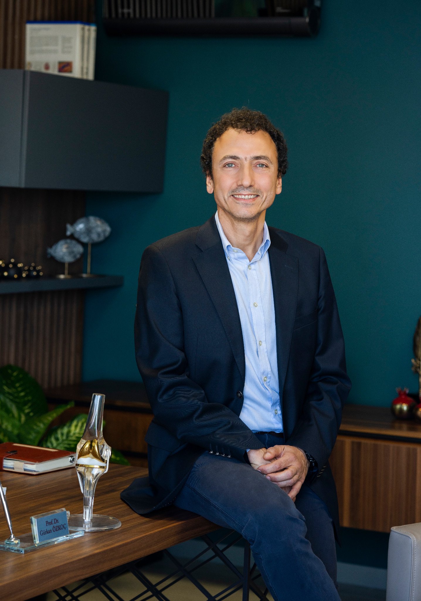 Prof. Dr. Gürkan Özkoç, çalışma odasında
